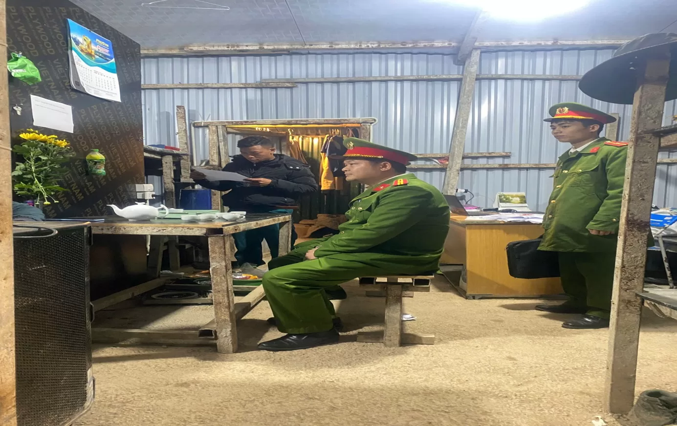 CBCS Công an xã Pắc Ta thực hiện công tác kiểm tra cư trú