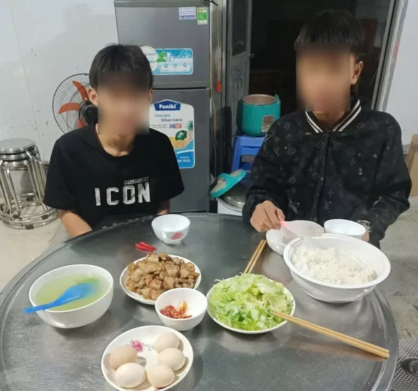 02 thiếu niên được Công an xã Khun Há giúp đỡ, chuẩn bị cơm tối