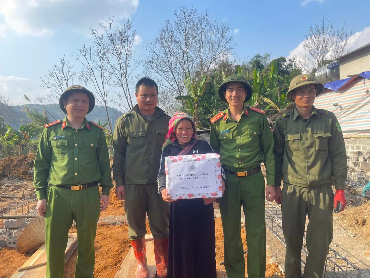 Cán bộ, chiến sỹ Cảnh sát khu vực, Công an xã Mù Cả, cài đặt tài khoản VneID và hướng dẫn bà con cách sử dụng các ứng dụng