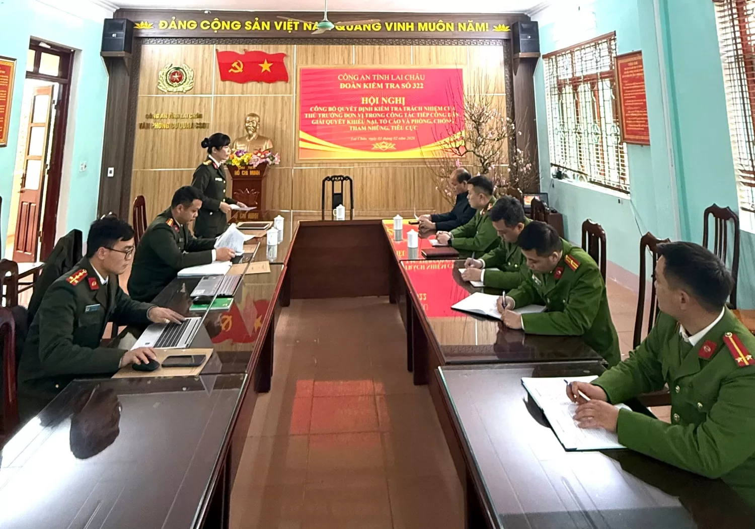 Thượng tá Phạm Thị Thuý - Phó Chánh Thanh tra Công an tỉnh - Trưởng đoàn kiểm tra công bố Quyết định kiểm tra của Công an tỉnh.