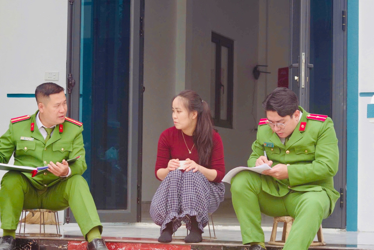 Công an xã đến từng hộ gia đình thực hiện kiểm tra, rà soát