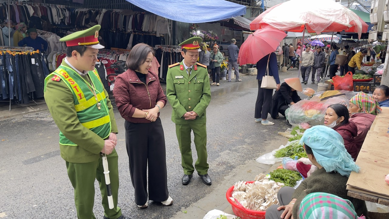 CBCS Công an xã và các thành viên trong Đoàn công tác trao đổi, phổ biến các quy định liên quan đến việc sử dụng lòng đường, vỉa hè tới các hộ tiểu thương, hộ gia đình kinh doanh, buôn bán tại khu vực chợ Mường So.