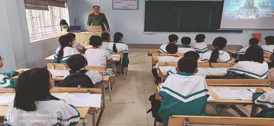 Tập thể Chỉ huy, CBCS Công an xã Pắc Ta thực hiện nghi thức chào cờ đầu tháng.