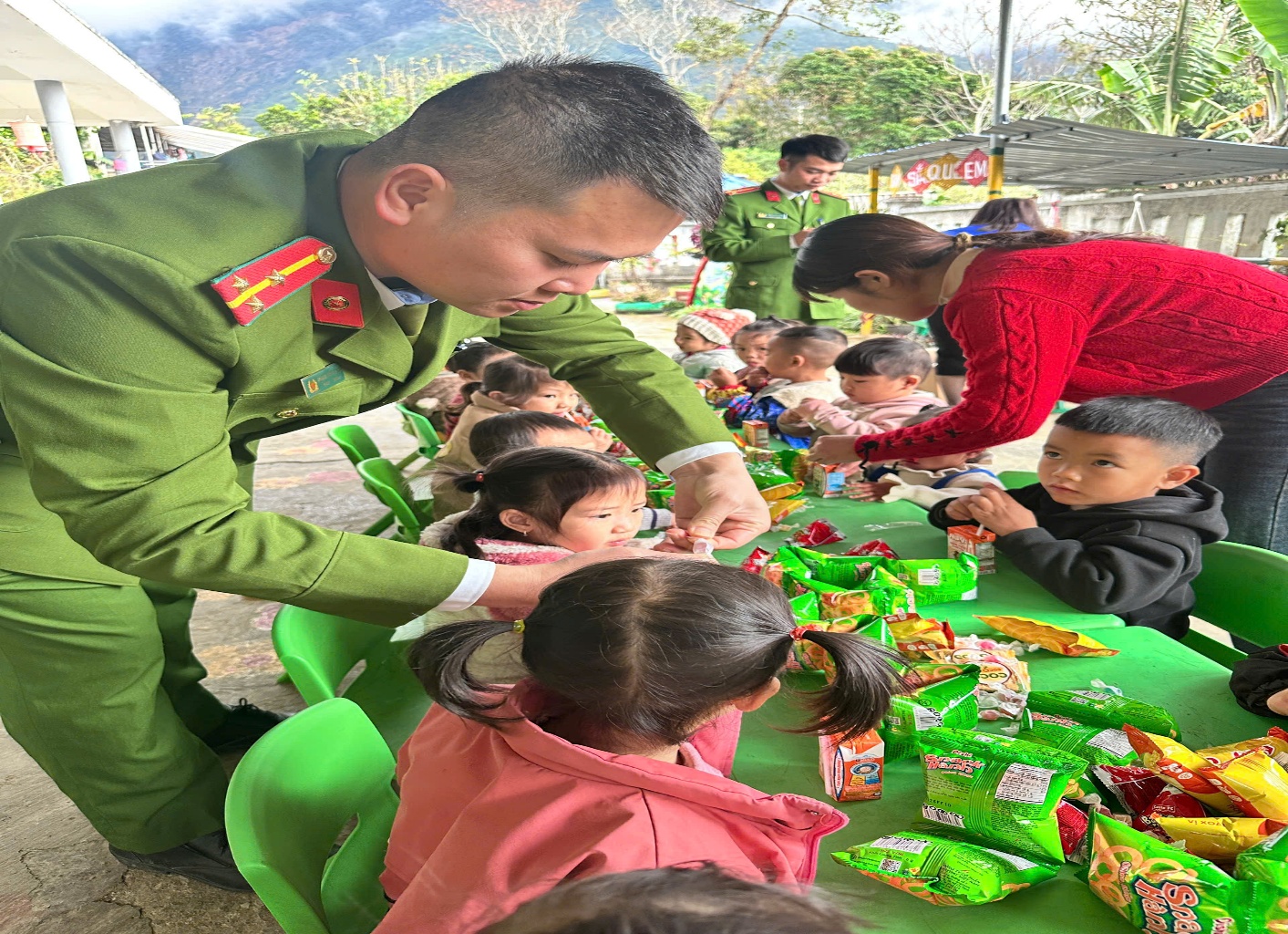 CBCS Công an xã động viên thăm hỏi các em học sinh