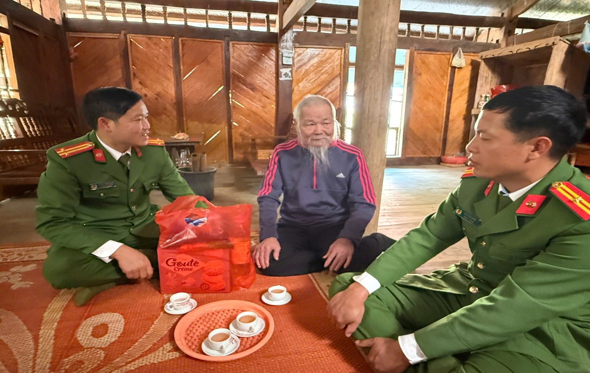 Lãnh đạo, CBCS Công an xã thăm hỏi, tặng quà gia đình ông Hà Văn Trại, thương binh 21% tại Bản Mùi 2