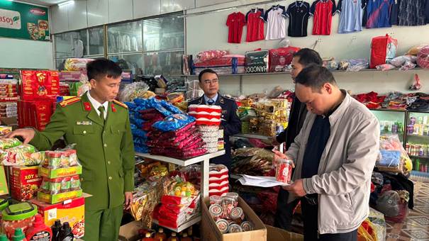 Công an xã Pu Sam Cáp kiểm tra việc bảo đảm an toàn vệ sinh thực phẩm dịp Tết Nguyên đán 2026