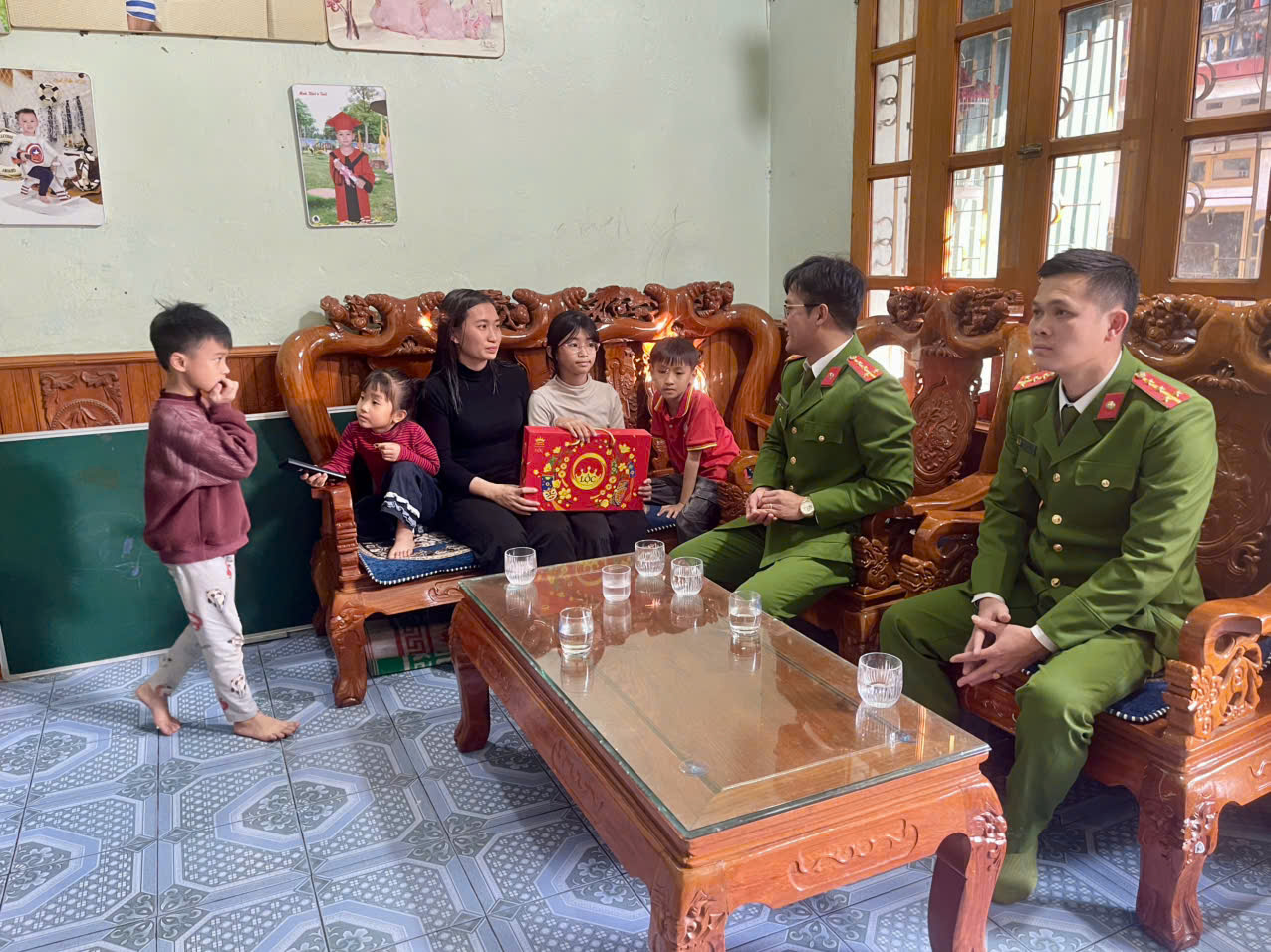 CAX Mường Than thăm, tặng quà động viên con, em CBCS có hoàn cảnh đặc biệt