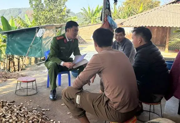Cán bộ Phòng Cảnh sát Thi hành án hình sự và hỗ trợ tư pháp tuyên truyền, vận động gia đình, người thân của người bị truy nã
