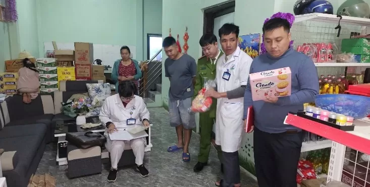 Tổ công tác liên ngành tiến hành kiềm tra các cơ sở kinh doanh trên địa bàn