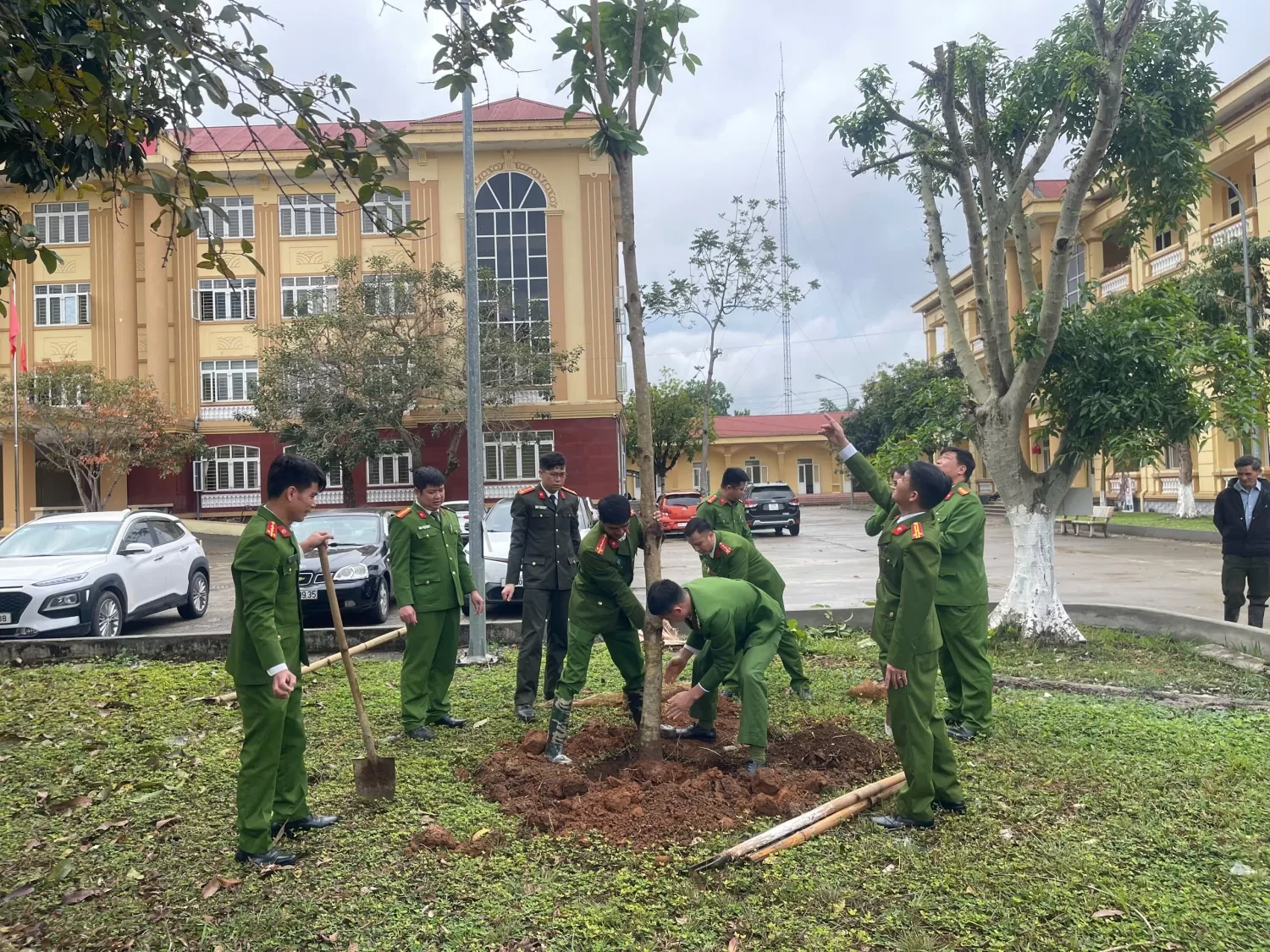 Công an xã Tân Uyên hưởng ứng phong trào “Tết trồng cây” xuân Bính Ngọ 2026