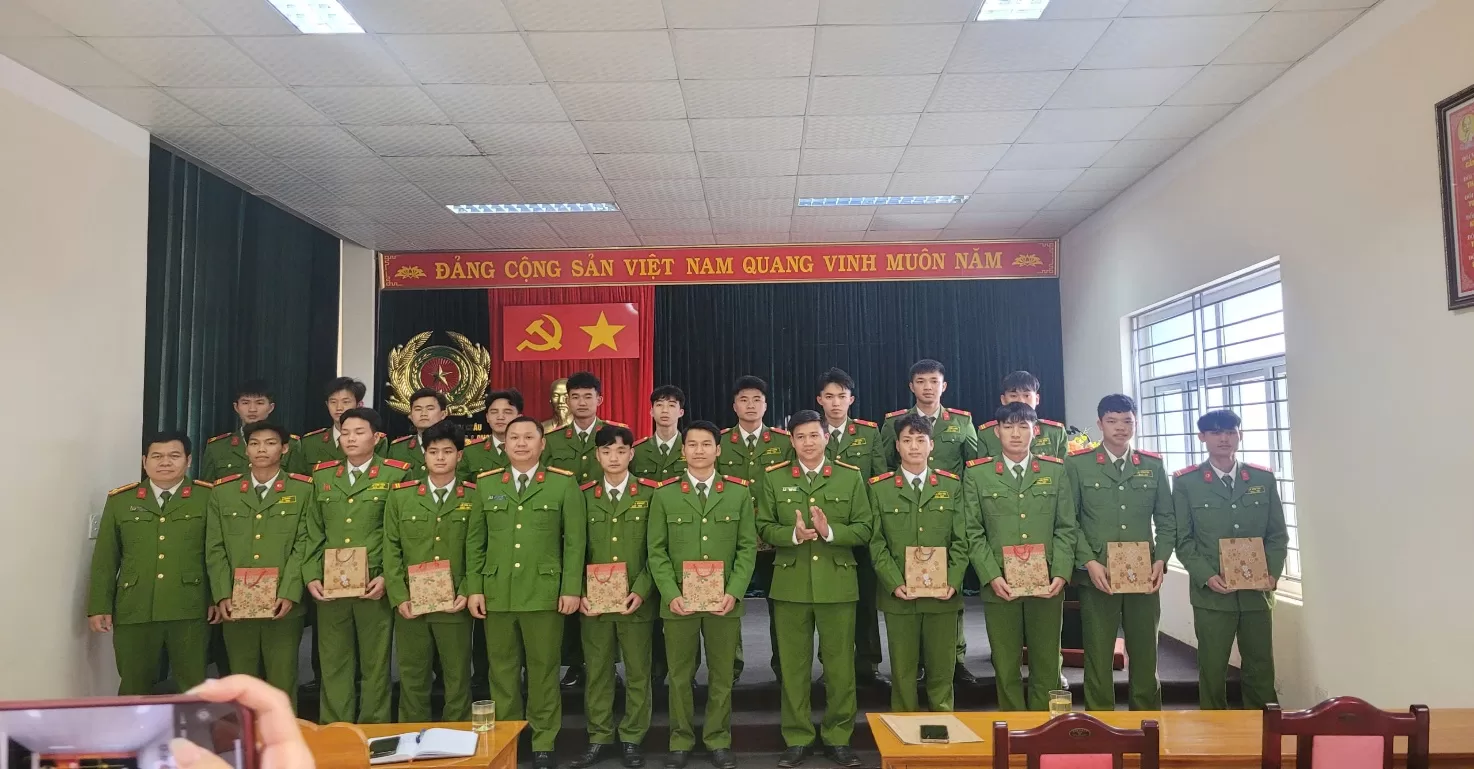 Tập thể Lãnh đạo Phòng Cảnh sát PCCC và CNCH tặng quà động viên các chiến sĩ nghĩa vụ xuất ngũ năm 2026