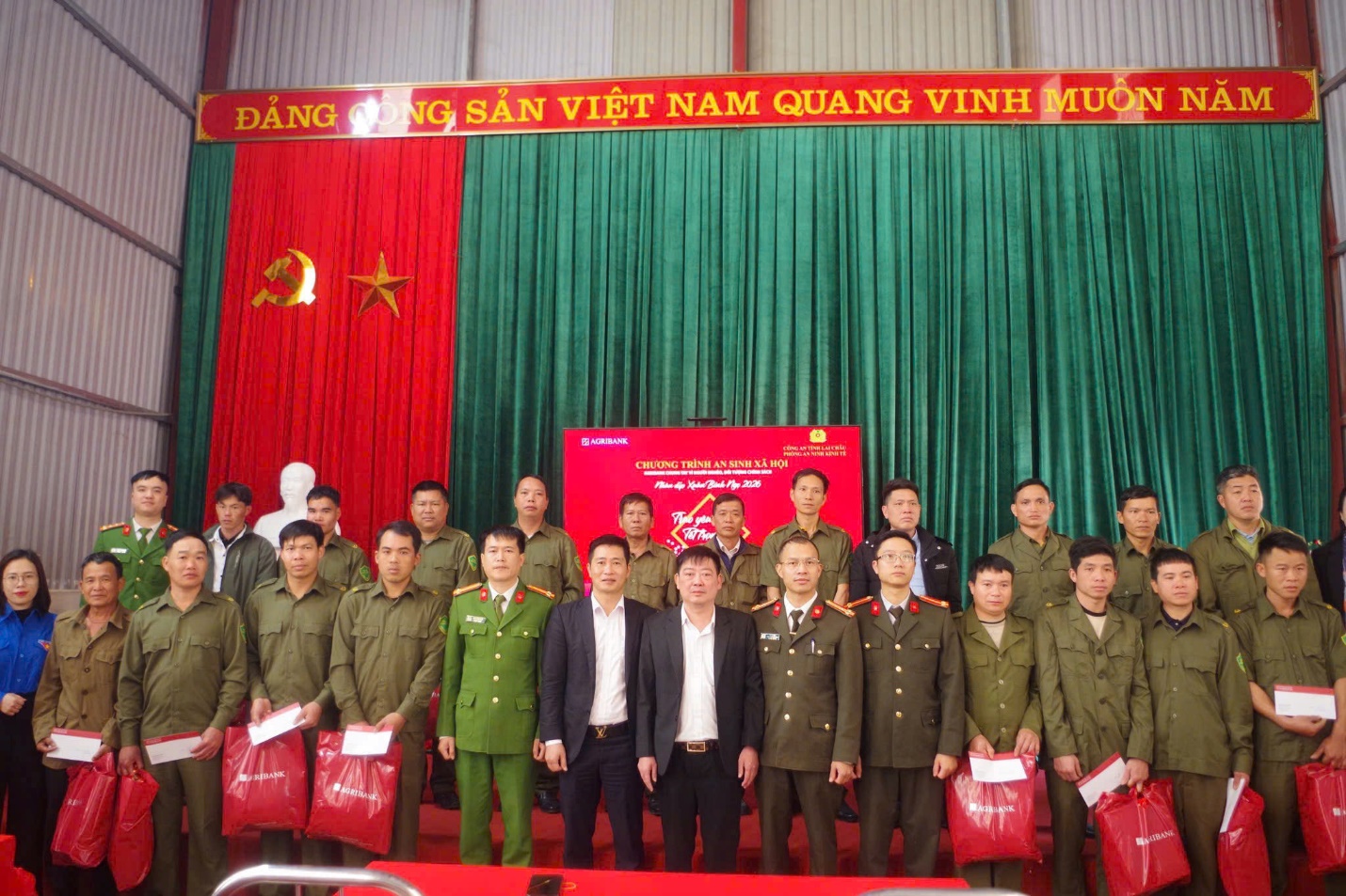 Phòng An ninh kinh tế và Agribank Lai Châu chụp ảnh cùng Công an xã và lực lượng ANTT ở cơ sở