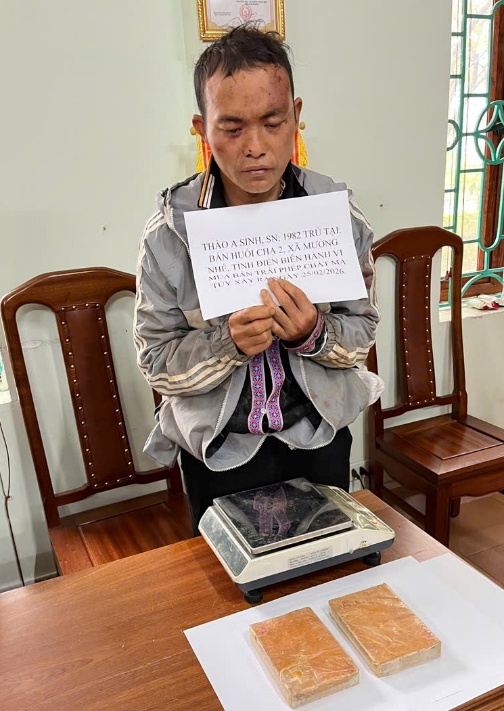 Đối tượng Thào A Sình cùng tang vật (02 bánh Heroin)
