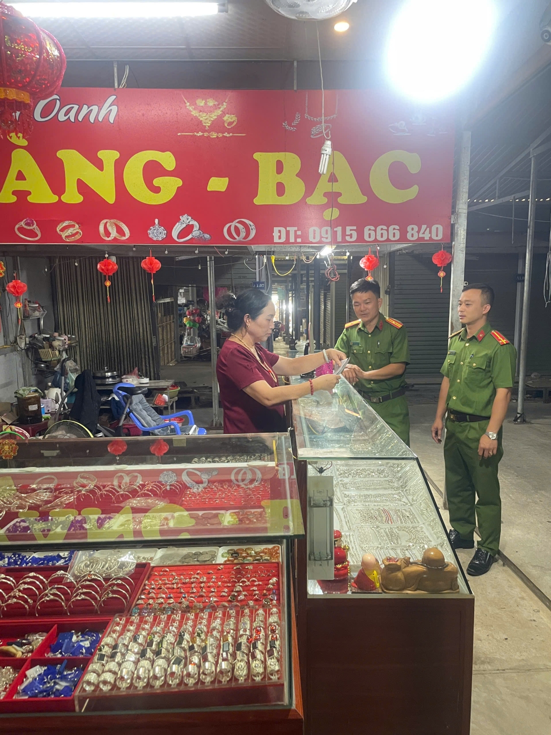 Phòng Kỹ thuật hình sự phối hợp, tuyên truyền tại cửa hàng kinh doanh vàng, bạc