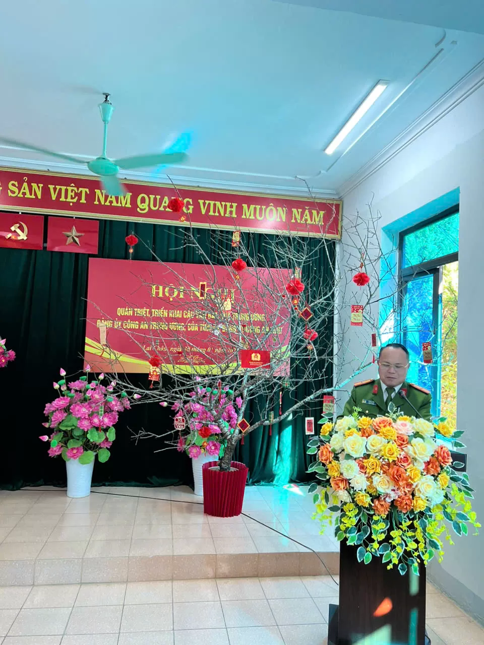 Lãnh đạo Công an xã báo cáo tình hình địa bàn