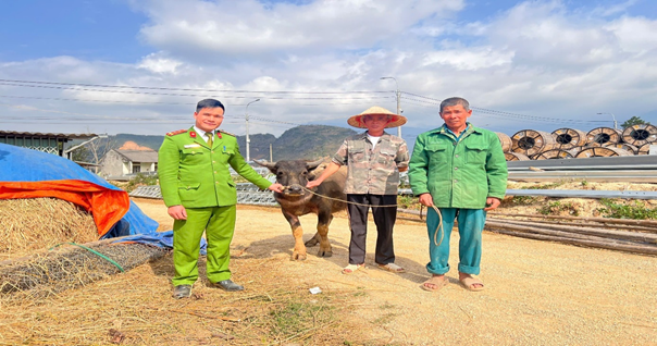 Ông Vàng Văn Vợi nhận lại con trâu của mình