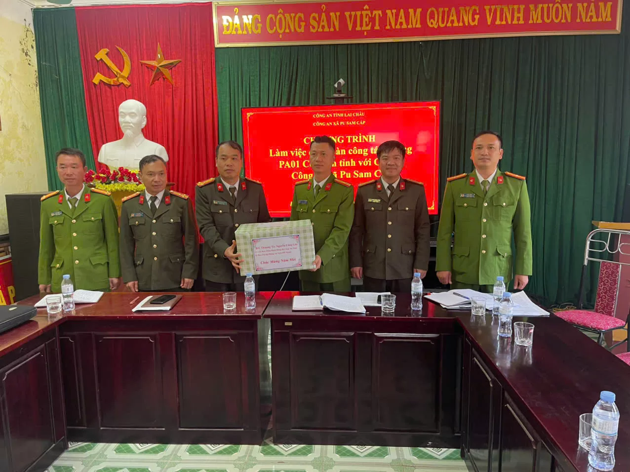 Đoàn Giáo xứ Lai Châu đến thăm, chúc Tết Công an tỉnh Lai Châu