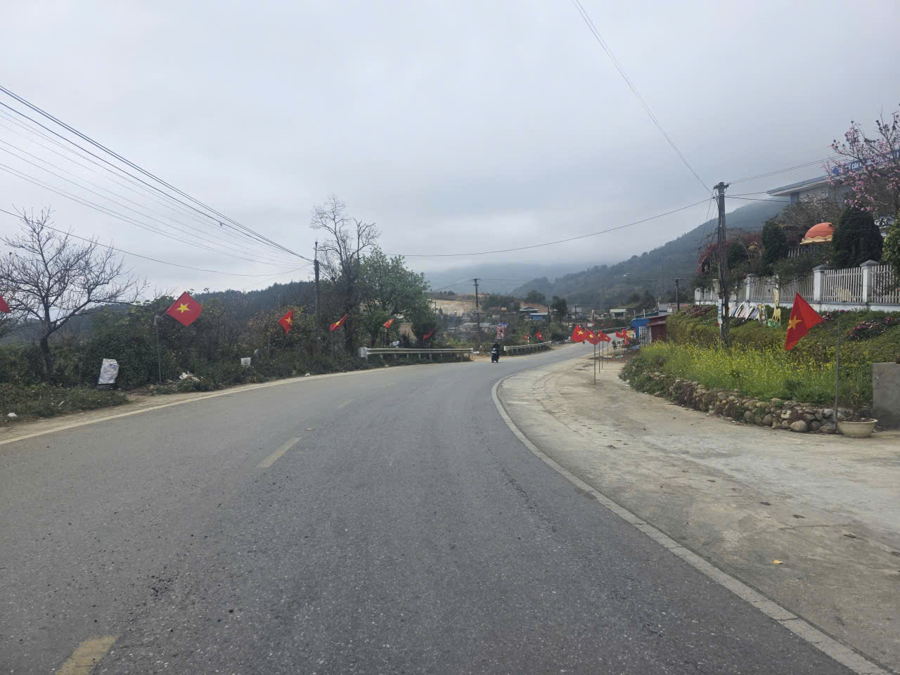 Cán bộ Công an xã hỗ trợ các hộ dân sắp xếp hàng hóa đúng vị trí, đảm bảo mỹ quan và an toàn giao thông đường bộ.