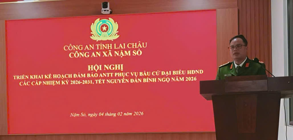 Đại úy Phùng Văn Ù - Phó Trưởng Công an xã phát biểu chỉ đạo tại Hội nghị