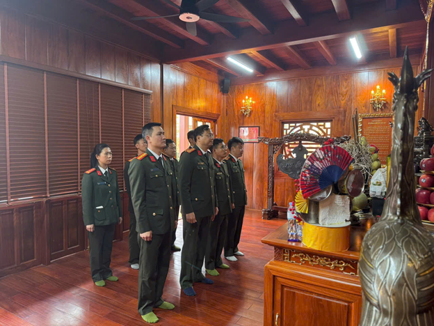 Cán bộ, đảng viên Thanh tra Công an tỉnh dâng hương tại Nhà tưởng niệm Chủ tịch Hồ Chí Minh.