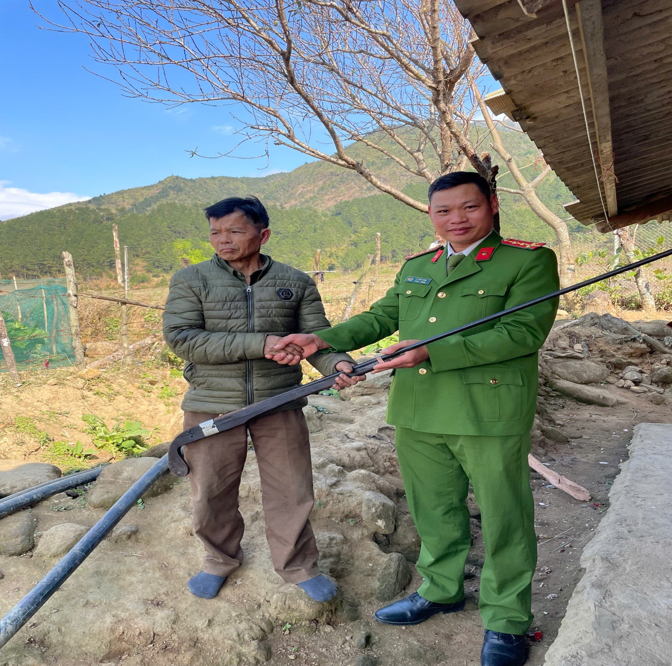 Ông Giàng A Dù giao nộp súng kíp (tự chế) cho cán bộ Công an xã