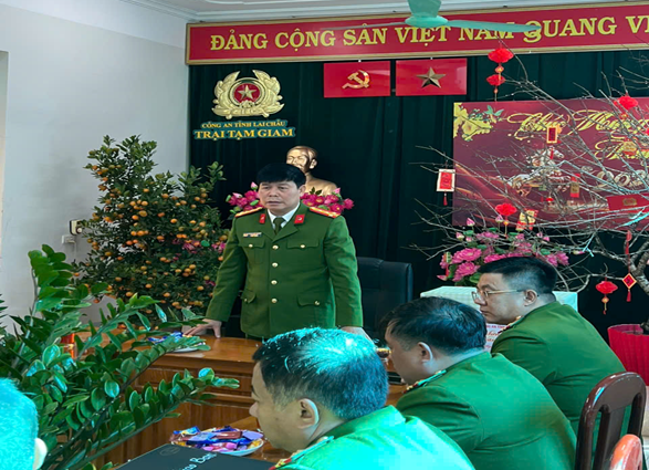 Đ/c Đại tá Khoàng Văn Thương - Phó Giám đốc Công an tỉnh chúc tết và giao nhiệm vụ cho lãnh đạo, CBCS Trại tạm giam Công an tỉnh.