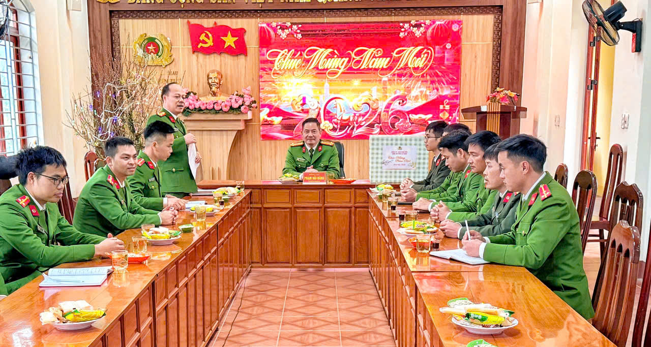 Đ/c Trung tá Cầm Văn Thắng - Trưởng Công an xã Bình Lư báo cáo tình hình ANTT