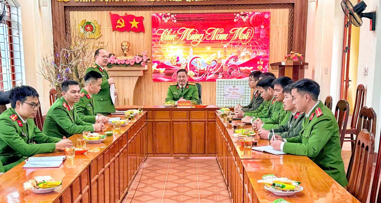 Đ/c Trung tá Cầm Văn Thắng - Trưởng Công an xã Bình Lư báo cáo tình hình ANTT