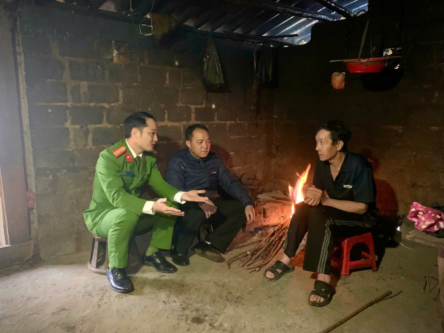 Đồng chí thiếu tá Nguyễn Thanh Sơn – Trưởng Công an xã Sin Suối hồ và ông Hảng A Sà - Trưởng ban công tác Mặt trận bản Sin Suối Hồ, xã Sin Suối Hồ gặp gỡ, động viên ông Hảng A Chứ người đang trong diện quản lý sau cai (ngồi bên phải ảnh)