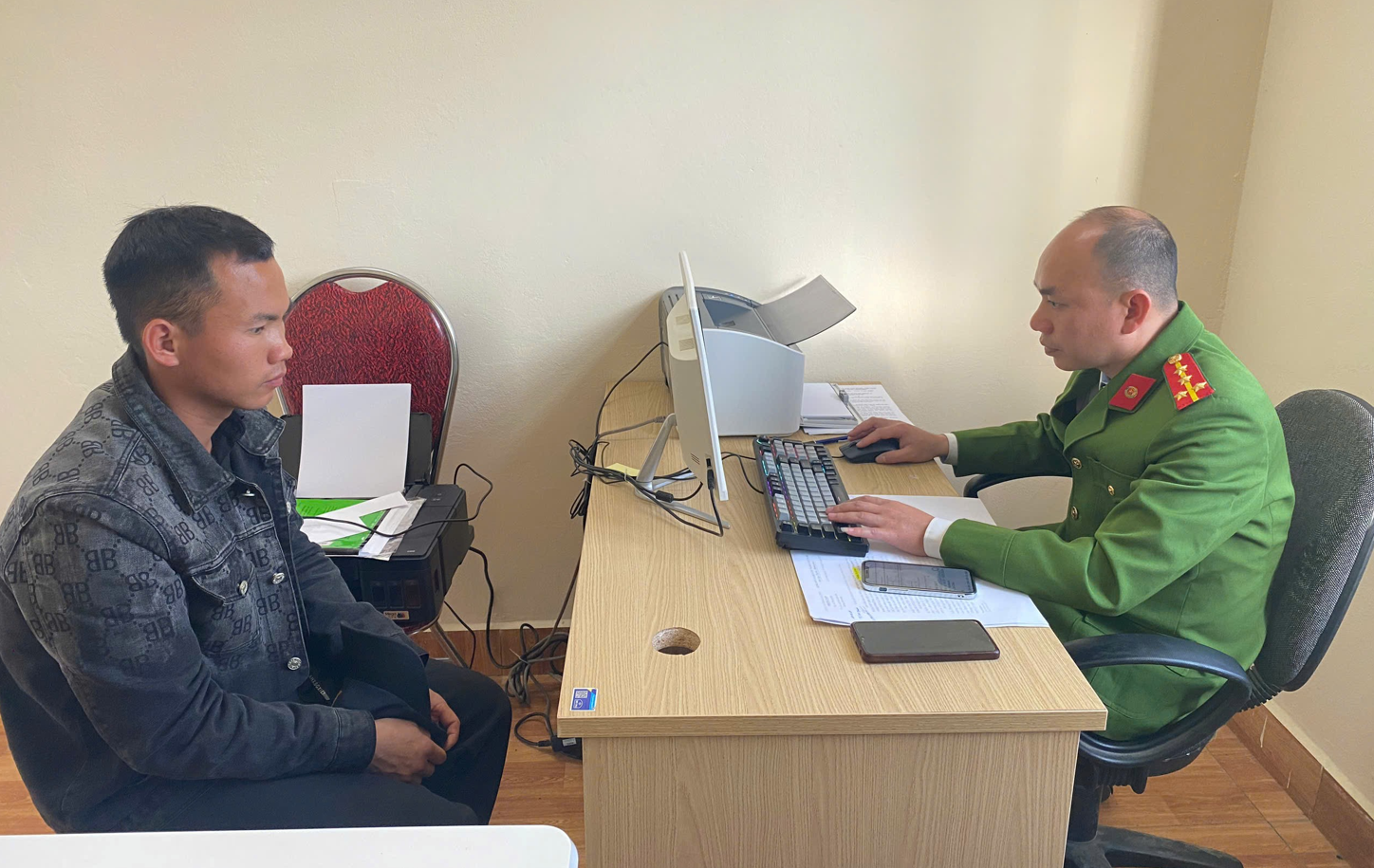 Công an xã Sin Suối Hồ xác minh, làm việc với ông Sùng A Chu