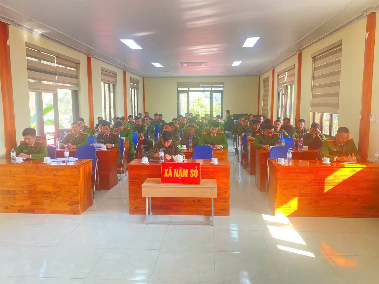 Đại úy Phùng Văn Ù - Phó Trưởng Công an xã phát biểu chỉ đạo tại Hội nghị