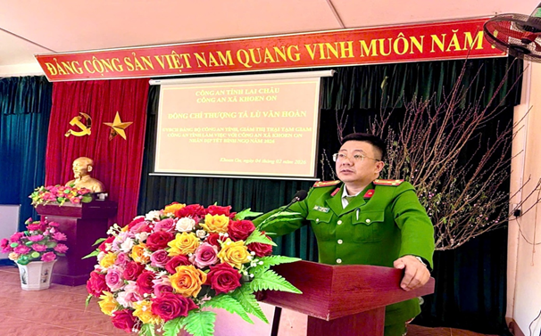 Đ/c Thượng tá Lù Văn Hoàn - UVBCH Đảng ủy, giám thị Trại tạm giam phát biểu tại buổi làm việc.