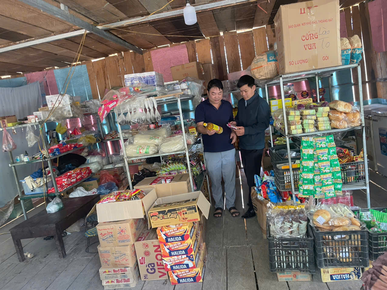 Tổ công tác tiến hành kiểm tra các sản phẩm được bày bán tại cơ sở kinh doanh