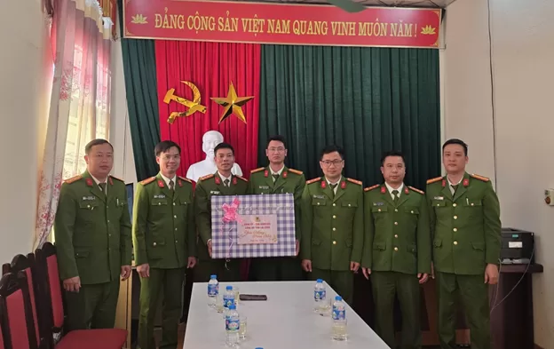 Đại tá Lê Anh Hưng - Phó Giám đốc Công an tỉnh thăm, chúc Tết, động viên cán bộ chiến sĩ Công an xã Mường Khoa