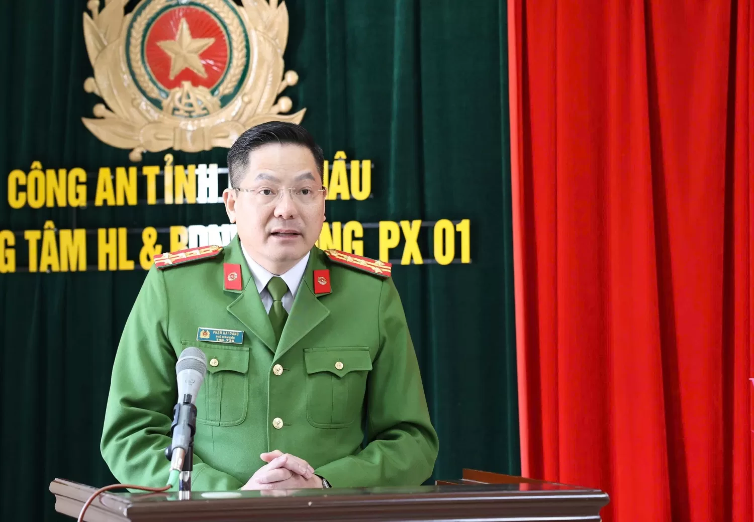 Đồng chí Đại tá Phạm Hải Đăng - Phó Giám đốc Công an tỉnh phát biểu chỉ đạo tại buổi khai giảng