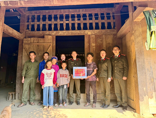 Trao tặng quà Tết cho 02 “Em nuôi” tại xã Hồng Thu