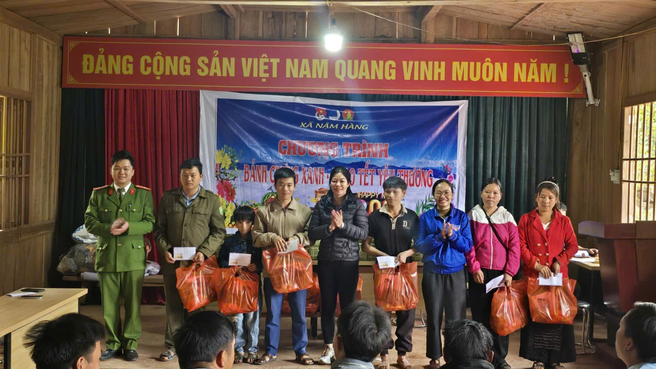 Đại diện Chi đoàn Công an xã, Đoàn xã Nậm Hàng và Chi đoàn Bệnh viện Đa khoa huyện trao 10 suất quà cho các hộ gia đình khó khăn tại bản Nậm Nàn