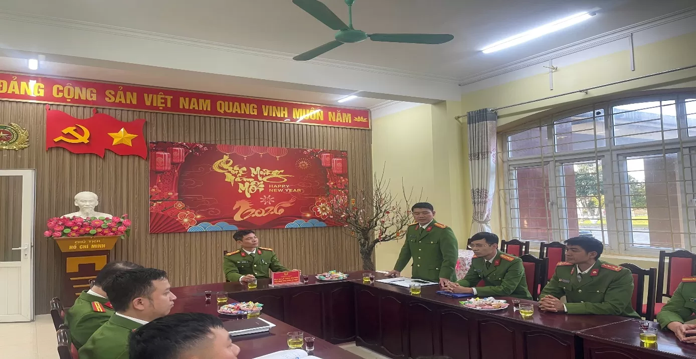 Đại diện Chi đoàn Công an xã, Đoàn xã Nậm Hàng và Chi đoàn Bệnh viện Đa khoa huyện trao 10 suất quà cho các hộ gia đình khó khăn tại bản Nậm Nàn