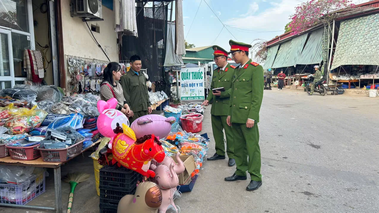 Lực lượng Công an xã phối hợp với trưởng bản tuyên truyền, hướng dẫn Nhân dân thực hiện các quy định về đăng ký, quản lý cư trú