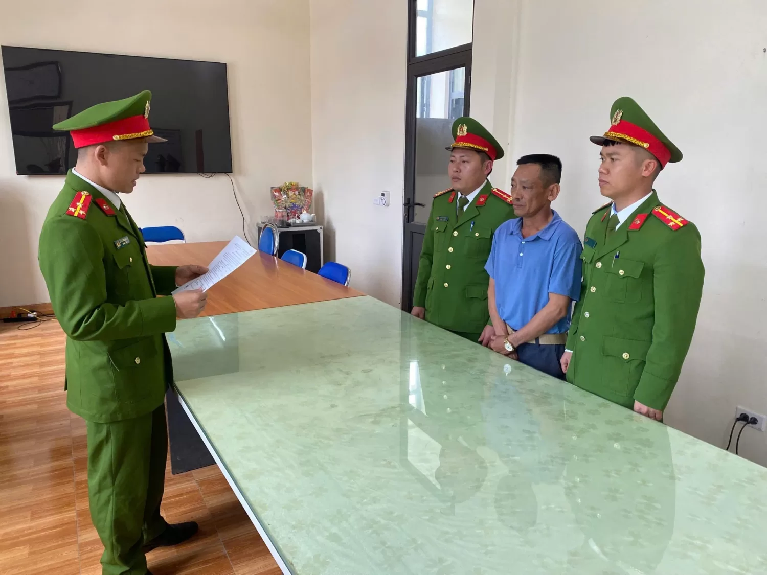 Công an xã Sin Suối Hồ tống đạt các Quyết định đối với Lã Như Duyên