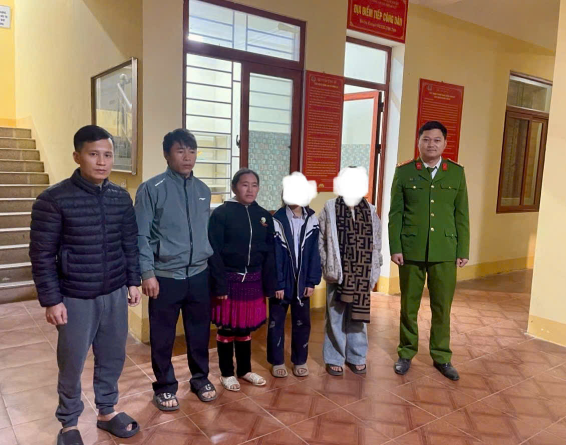 Trực ban Công an xã bàn giao hai cháu cho gia đình