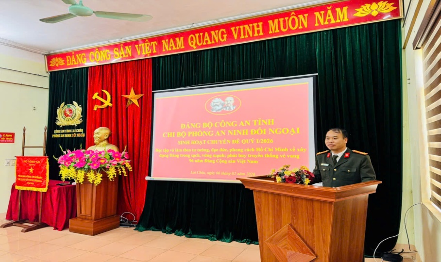 Đ/c Nguyễn Công Lân, Bí thư chi bộ quán triệt mục đích, yêu cầu của buổi sinh hoạt chuyên đề.