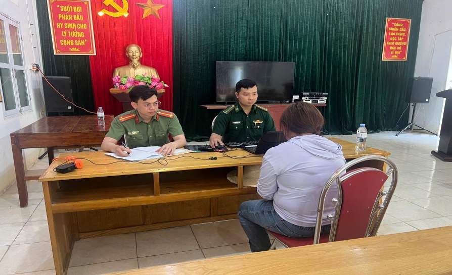 Cán bộ Trạm Công an Quản lý xuất, nhập cảnh cửa khẩu Ma Lù Thàng phối hợp cùng lực lượng Bộ đội biên phòng tiếp nhận và làm việc với công dân xuất cảnh trái phép sang Trung Quốc để lấy chồng, bị lực lượng chức năng của Trung Quốc bắt, trao trả