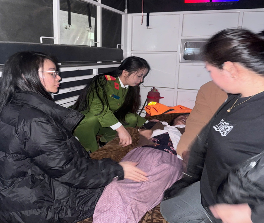 Cán bộ Công an xã cùng người nhà khẩn trương hỗ trợ đưa bệnh nhân lên xe đến Trung tâm y tế
