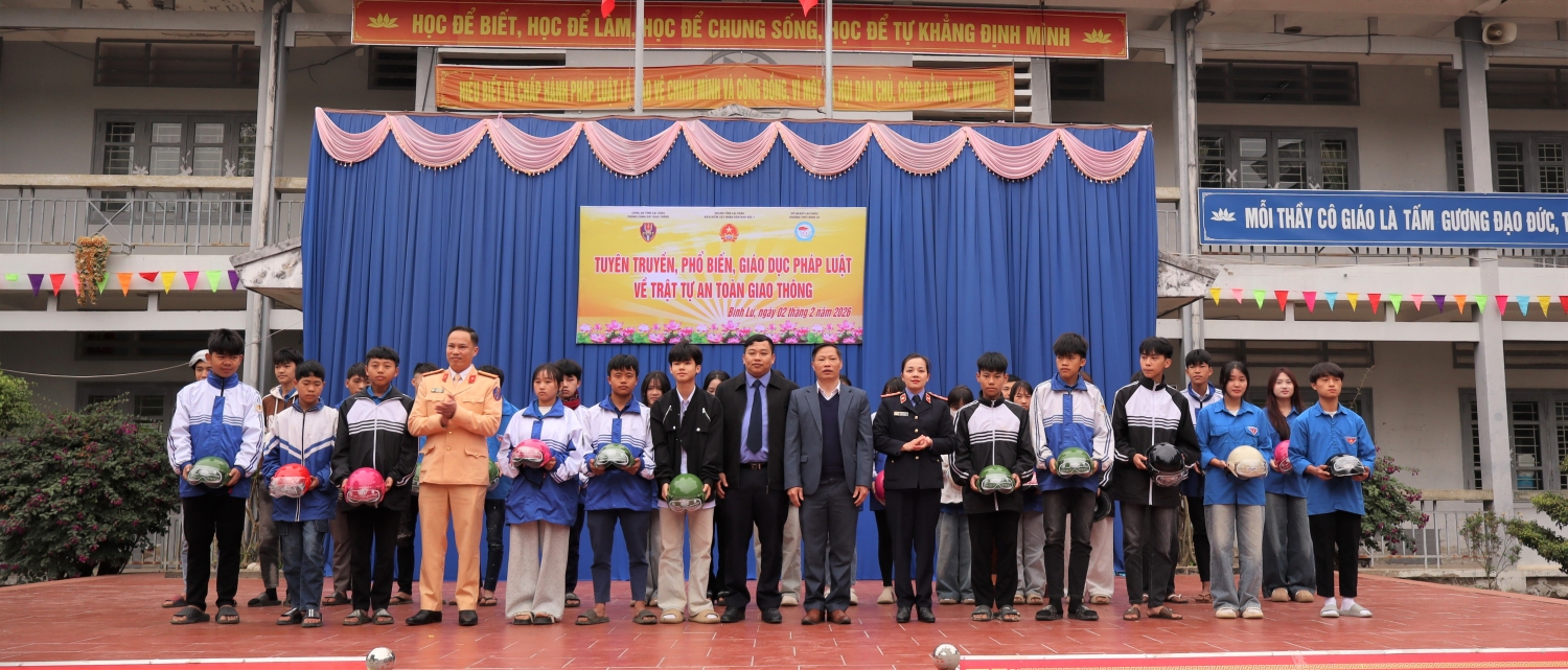 Tổ công tác chụp ảnh lưu niệm cùng Ban Giám hiệu và các em học sinh