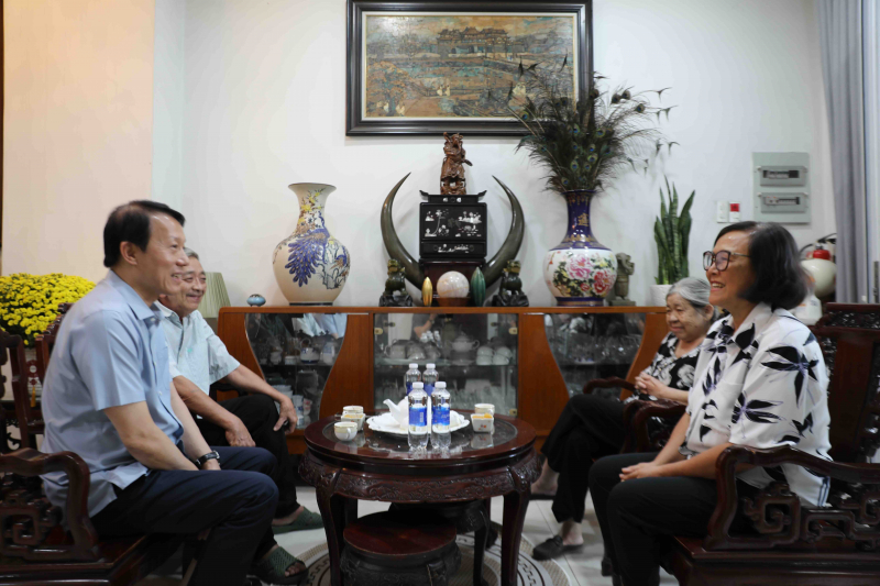 Bộ trưởng Lương Tam Quang thăm hỏi và chúc Tết thân nhân gia đình đồng chí Phan Văn Đáng, cố Trưởng ban An ninh Trung ương Cục miền Nam.