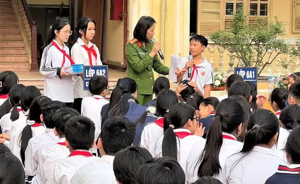 Cán bộ Công an xã Sóc Sơn (thành phố Hà Nội) tuyên truyền phòng, chống bạo lực học đường cho học sinh Trường Trung học cơ sở Mai Đình.