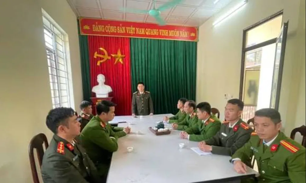 Đại tá Tao Văn Trường - Phó Giám đốc Công an tỉnh thăm, chúc Tết Công an xã Khổng Lào