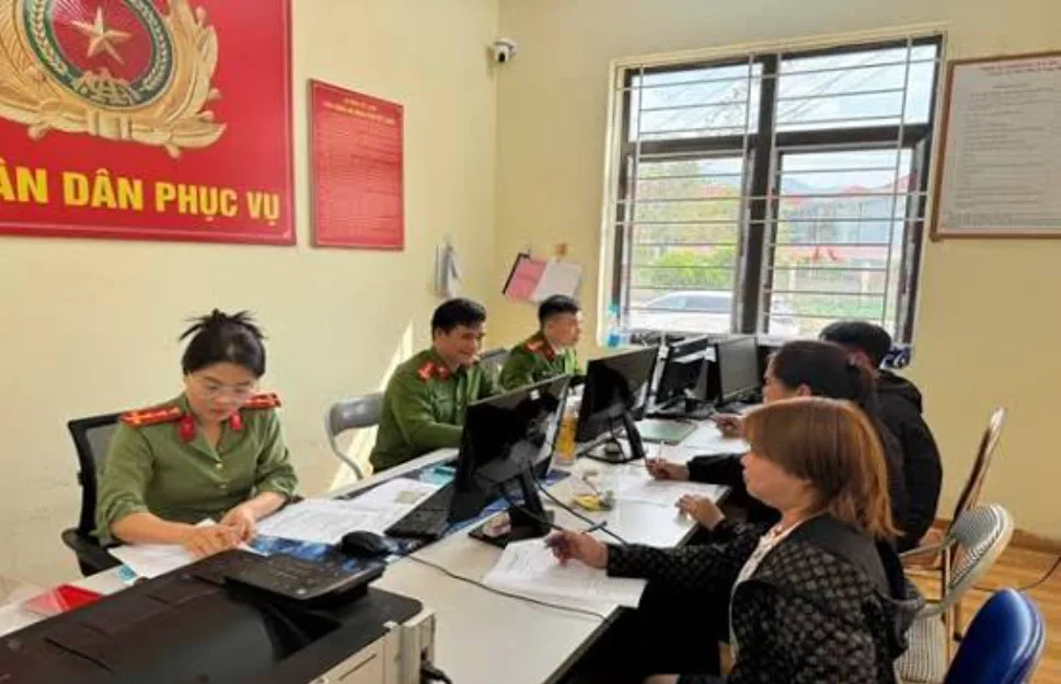 Hình ảnh ghi nhận người dân đến làm thủ tục hành chính trong ngày làm việc đầu tiên Tết Nguyên đán Bính Ngọ năm 2026