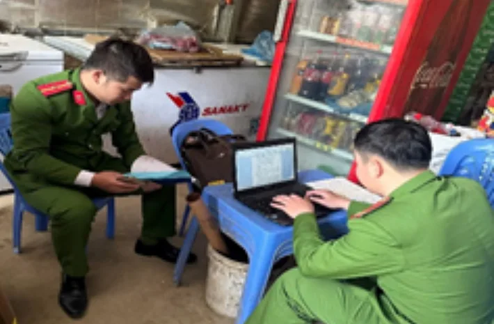 Hình ảnh CBCS tổ CSKV thực hiện công tác kiểm tra.